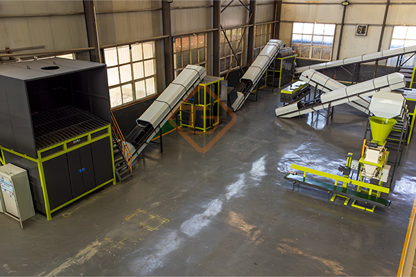 養(yǎng)豬場(chǎng)糞便含水高、太臭怎么解決?小型豬糞有機(jī)肥生產(chǎn)線怎么建?